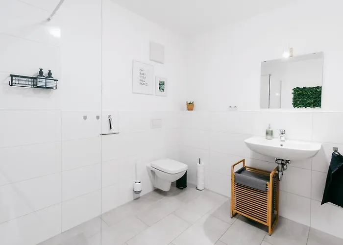 Gruene Wohnoase - Stilvoll - Balkonidylle - Zentrum アパート ノイヴィート